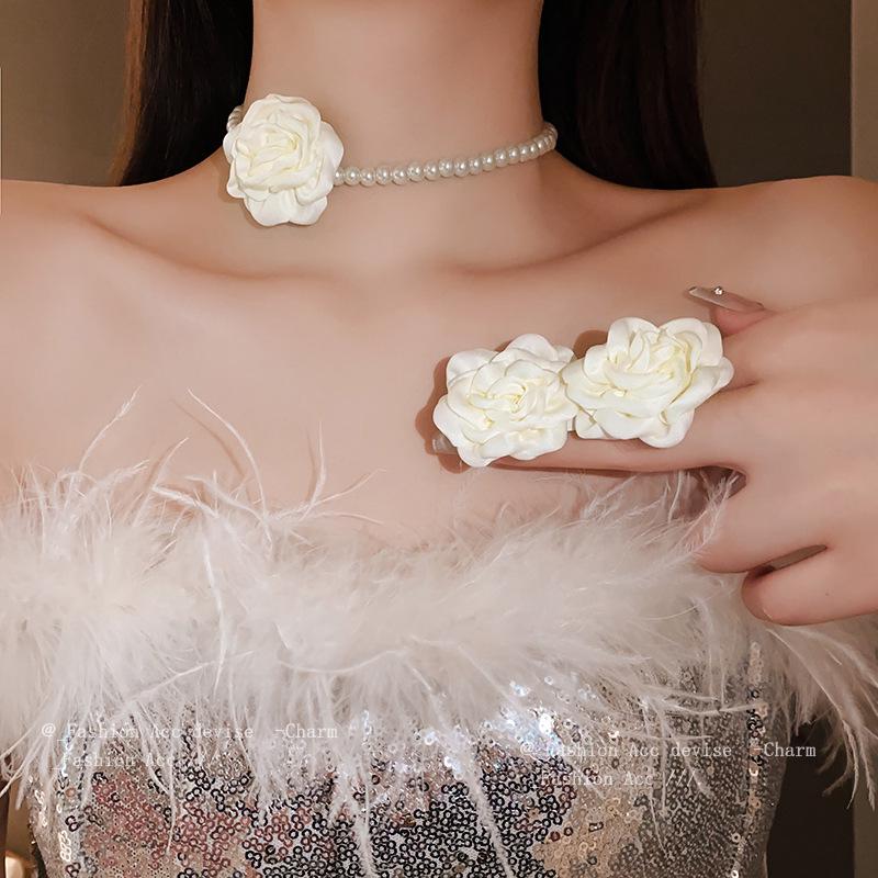 Pearl Flower Geometric Necklace - French Retro Clavicle Chain with Versatile Design
