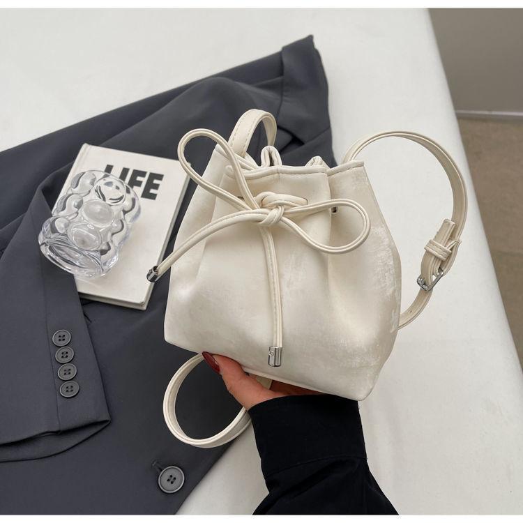 Versatile messenger bag, new fashion single shoulder Korean bucket bag, high-end commuting foreign underarm bag