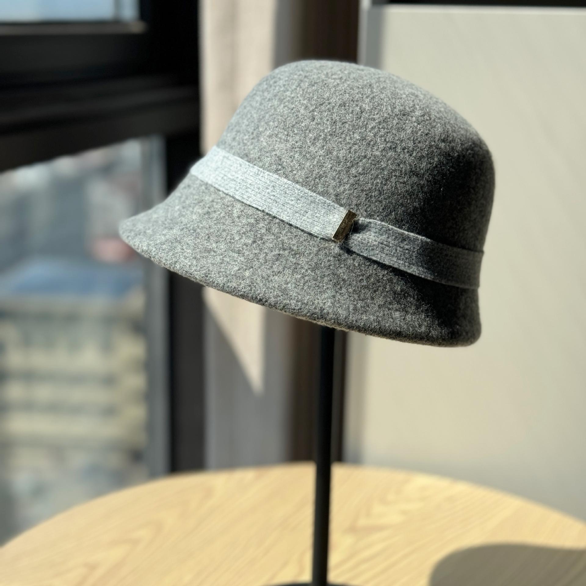 

Новый стиль Маленькая железная марка Шерстяная подарочная шапка-рыбак Женская французская ретро шапка-ведро с бантом Шапка в стиле благородной дочери Зимний тренд Adjustable