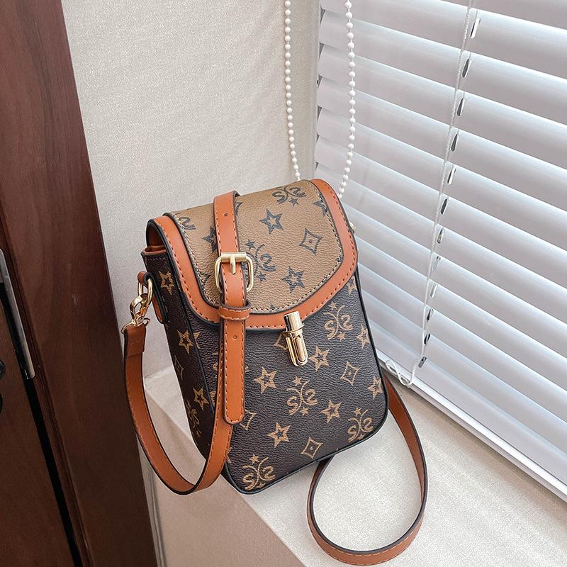 The new small bag is popular today, and the one-shoulder women's bag is retro and high-end messenger.