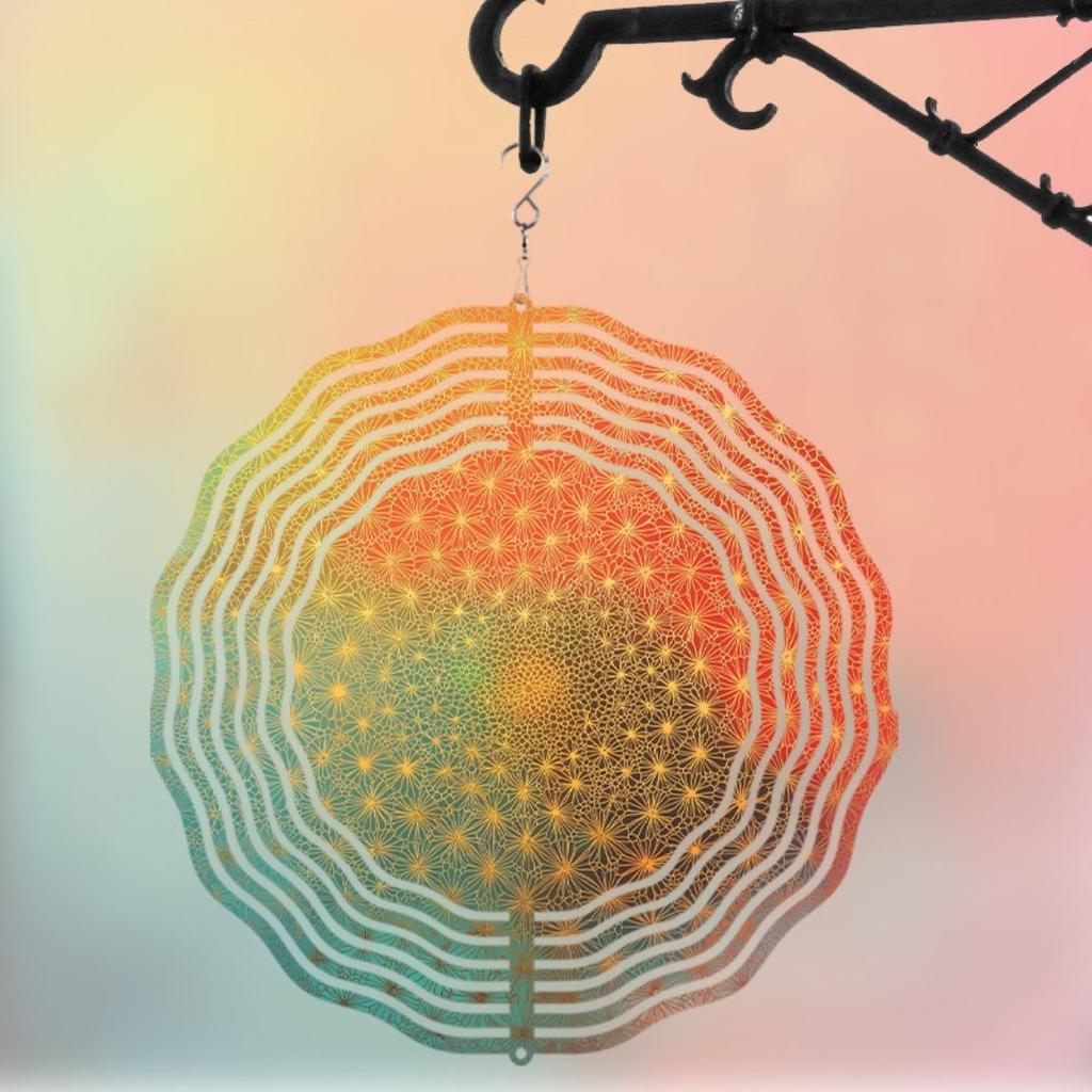 Elegantes Hänge-Windspiel 25,4 cm mit 360°-Drehung Künstlerisches Metalldesign Bunte geometrische Muster Perfekt für Balkon