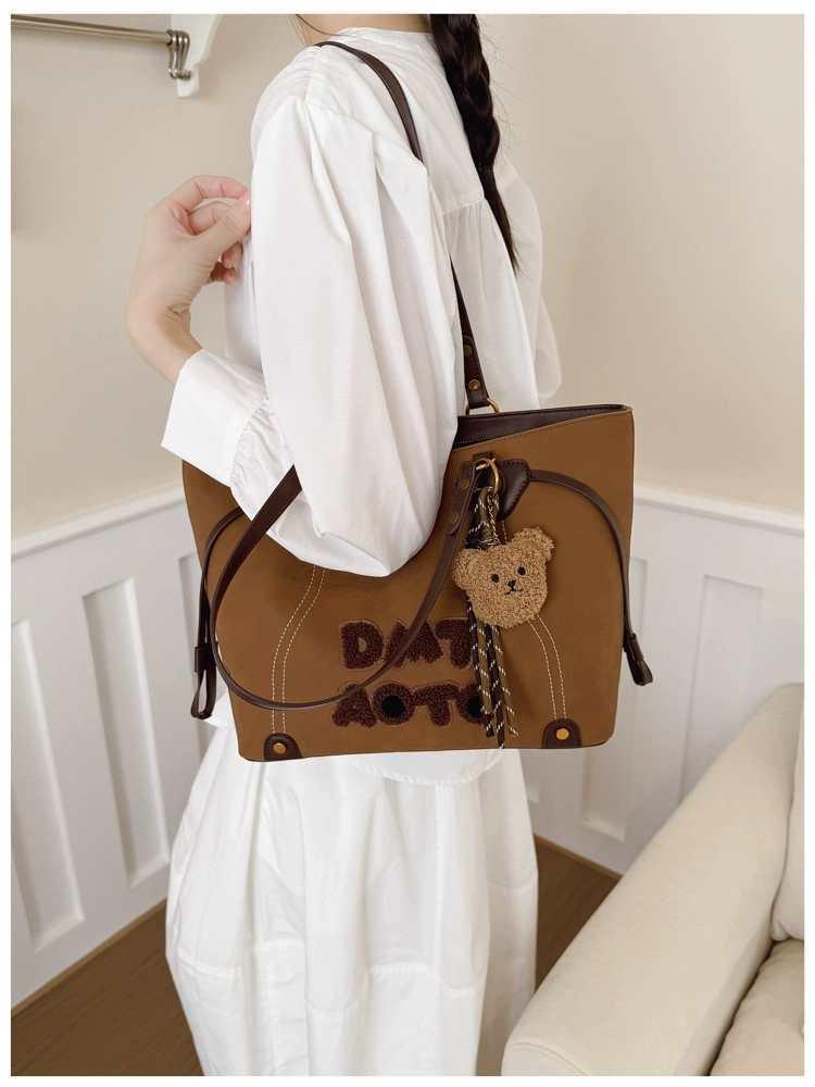 

2025 College Style Color Block Tote: Large Capacity, High-End Niche Commuter Bag for Women - New Autumn/Winter Shoulder Bag 30*11*25 single bag темно-коричневого