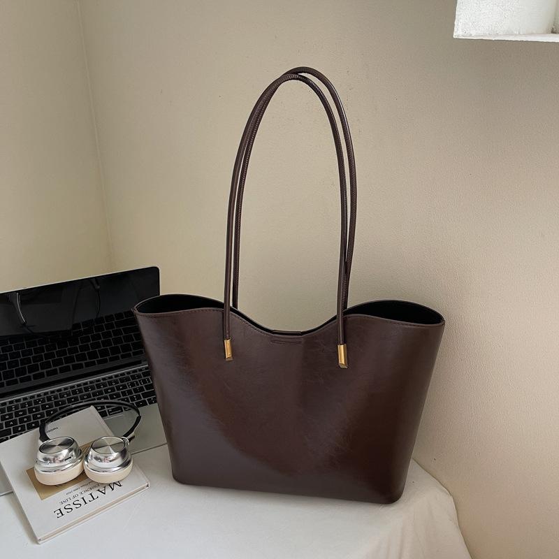 

2025 новые универсальные женские сумки нишевые с высоким чувством тренда для通勤 женские сумки модные ретро масляные тоут сумка через плечо 38*12*25