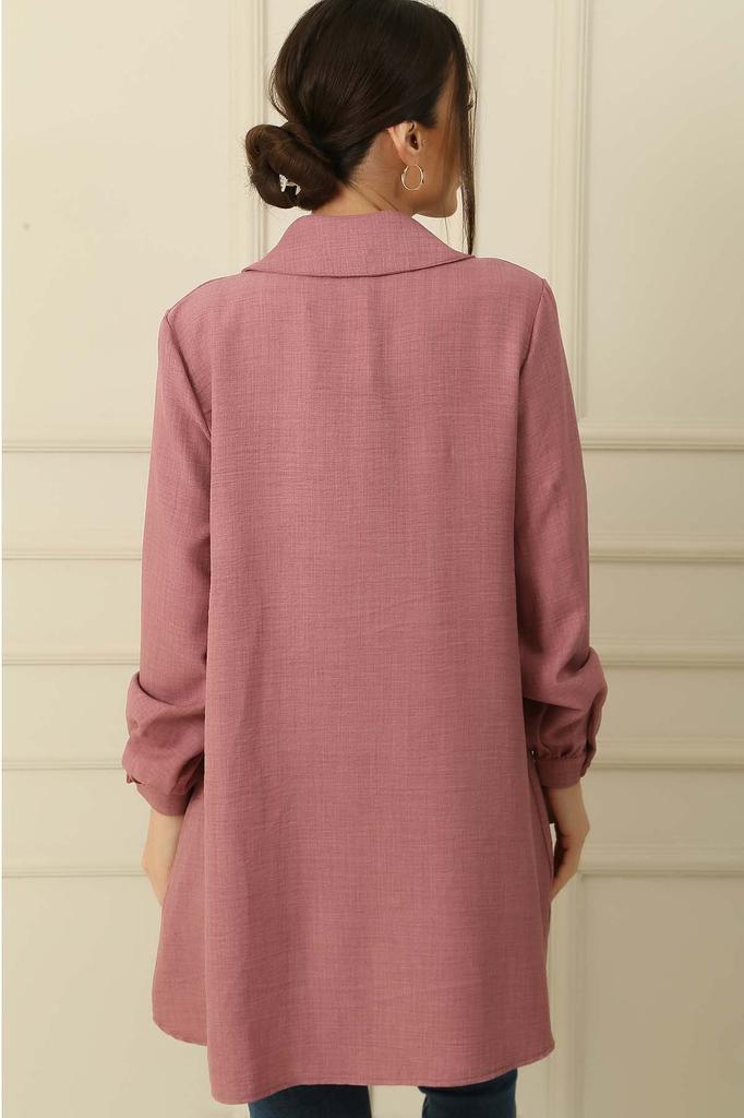 Cămașă adunată cu halat în față și colier cu lanț