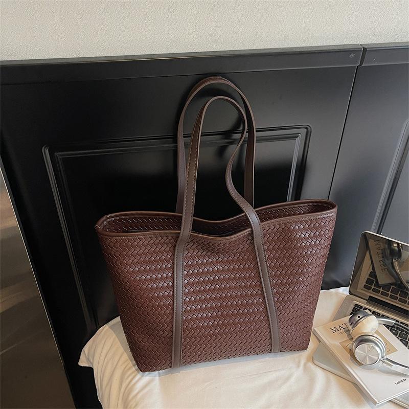 

Вязаная сумка большой вместимости женская 2025 осень новая ретро зарубежный стиль сумка на плечо подмышку корейская версия портативная сумка-тоут