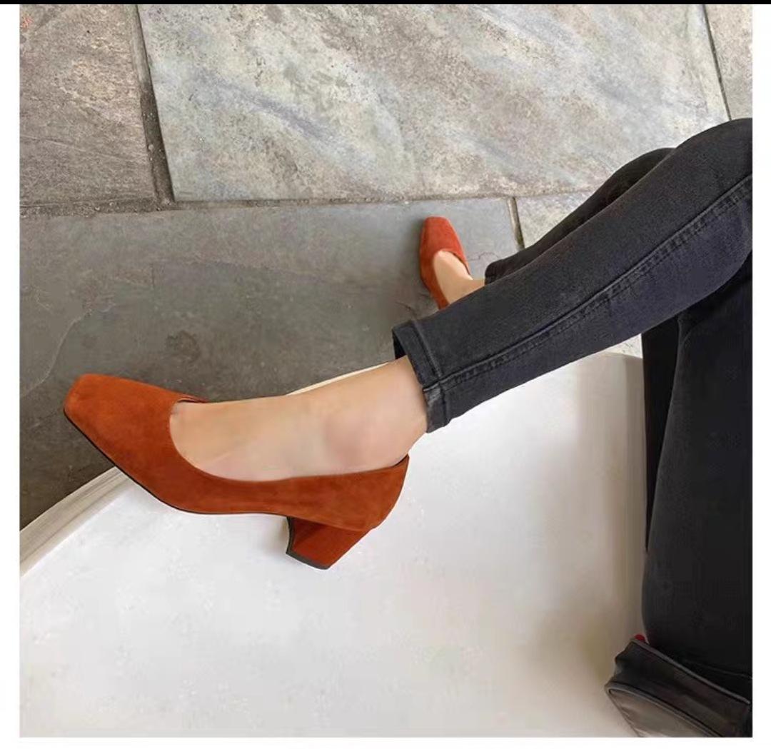 

Foreign trade simple thick heel single shoes femininity square head medium heel high heels 2025 new OL shallow commuter work shoes 40 помаранчевий