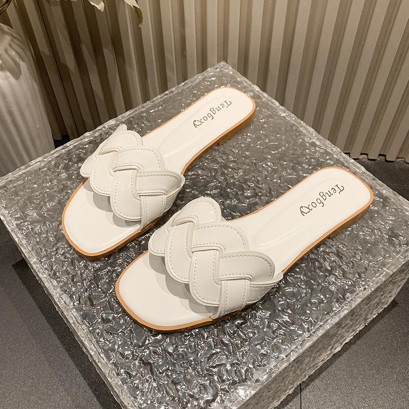 2025 new slippers women's summer wear non-slip flat-bottomed beach soft-soled fashion sandals one-word cool slippers