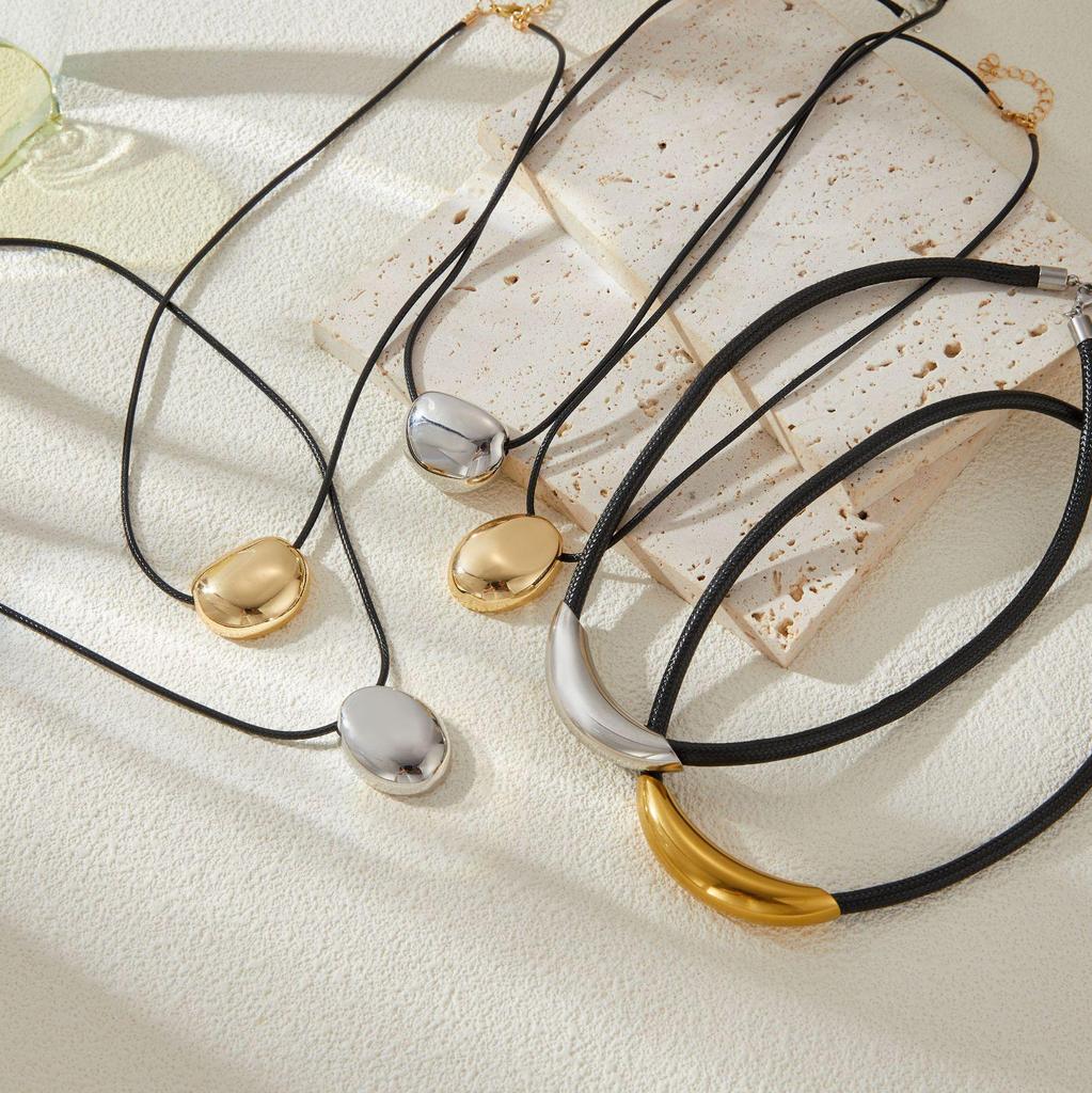Yida Moderní kovový světelný sloup Ohýbaná trubka náhrdelník: Unikátní nepravidelný street style choker