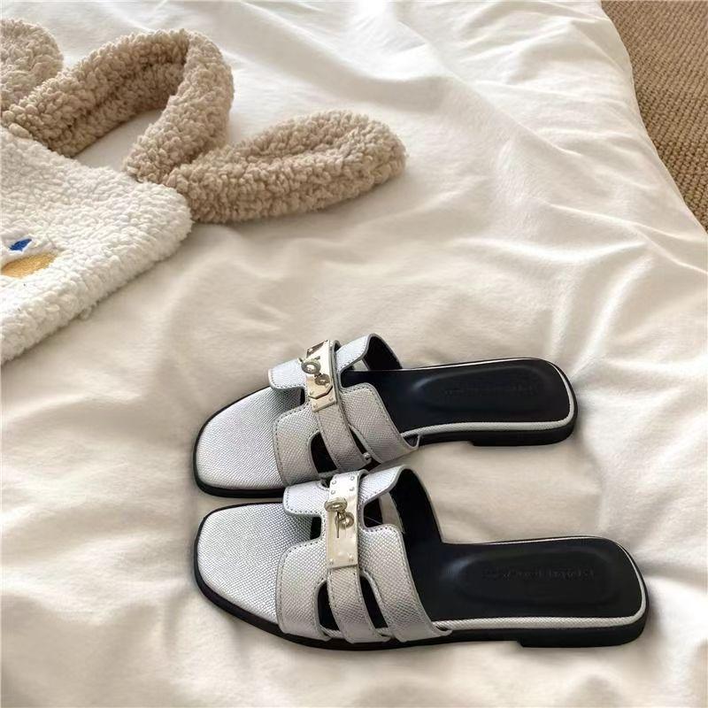 

Французские серебряные туфли на плоской подошве с маленьким замком, женские, лето 2025, новые, с открытым носком, односложный пояс, праздничные модные внешние сандалии 40 серебряный