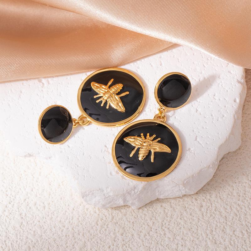 Elegantní nerezové náušnice s kapkami oleje ve tvaru včely