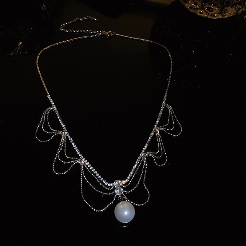 European and American exaggerated diamond-set love water drop fringe necklace design sense collarbone chain bridal temperament item decoration
