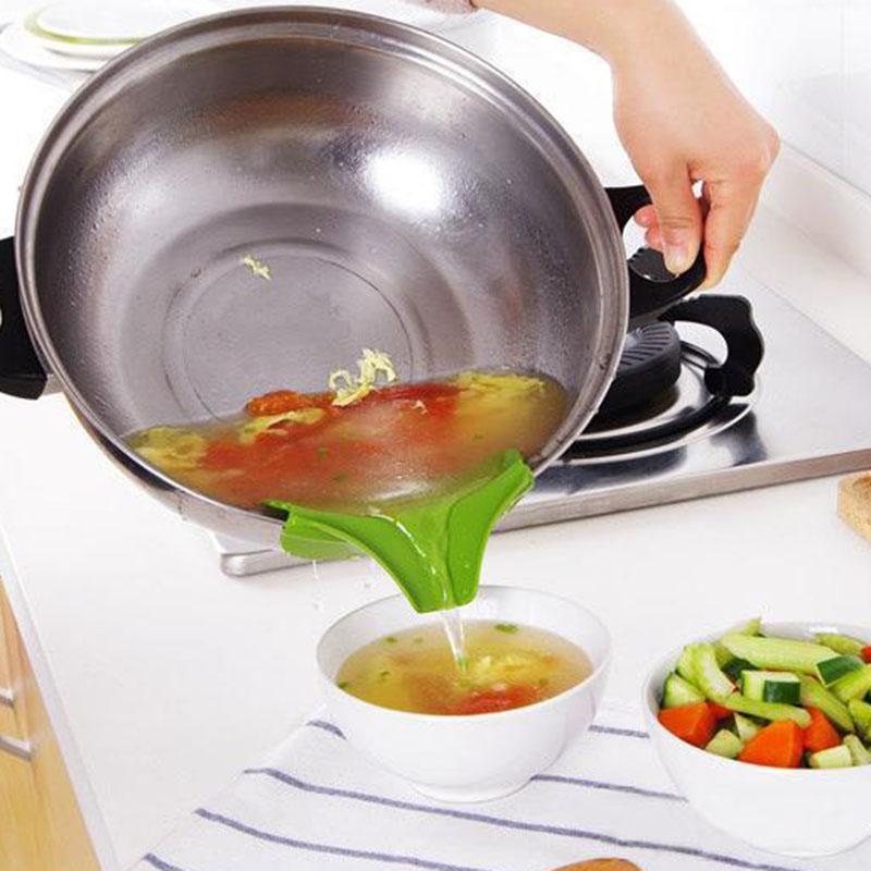 Kuchyňský trychtýř s okrajem proti stříkání a výlevkou pro usměrňování proudu tekutiny, nástroj pro nalévání proti rozlití