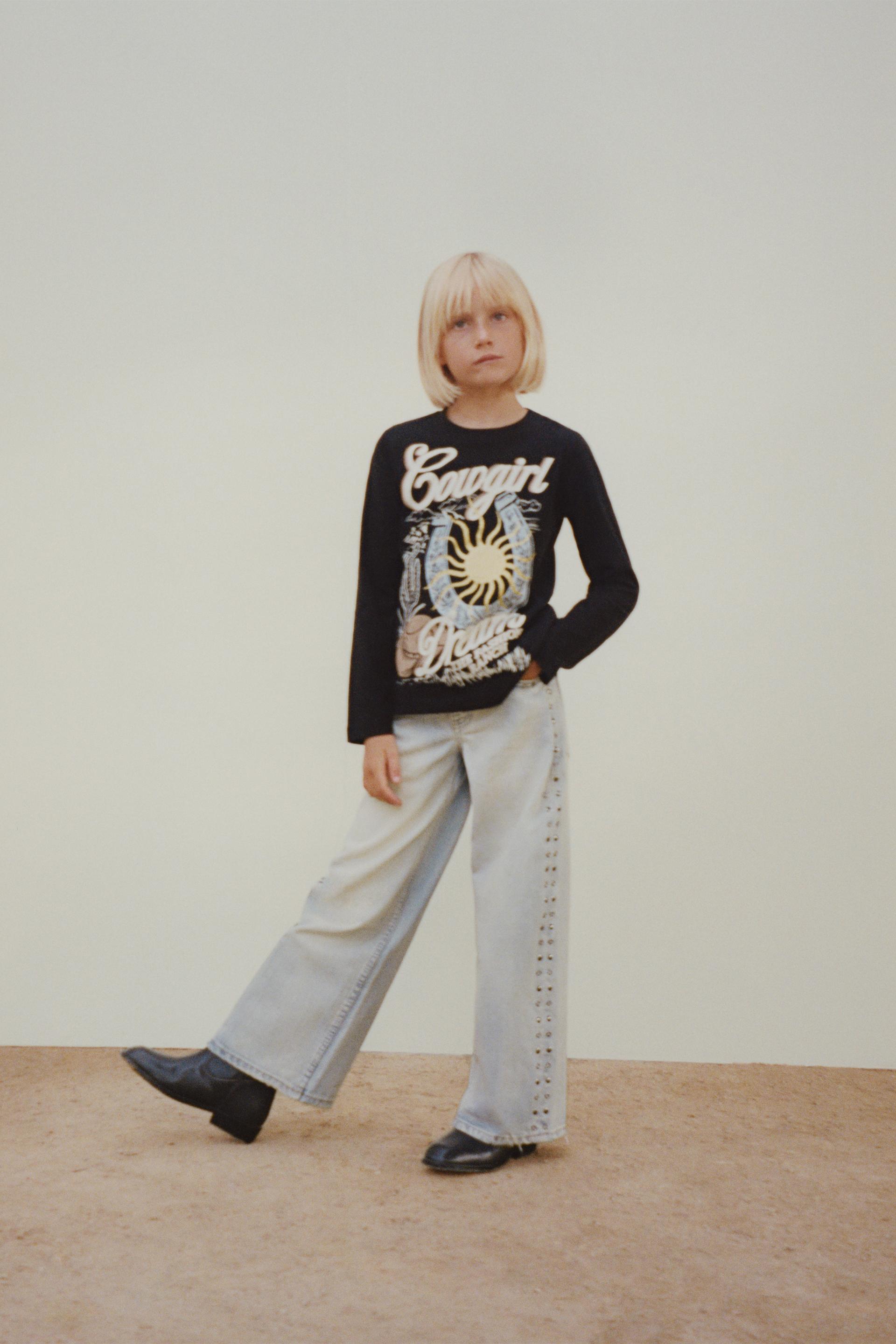 

ФУТБОЛКА С БЛЕСКНЫМ ПРИНТОМ