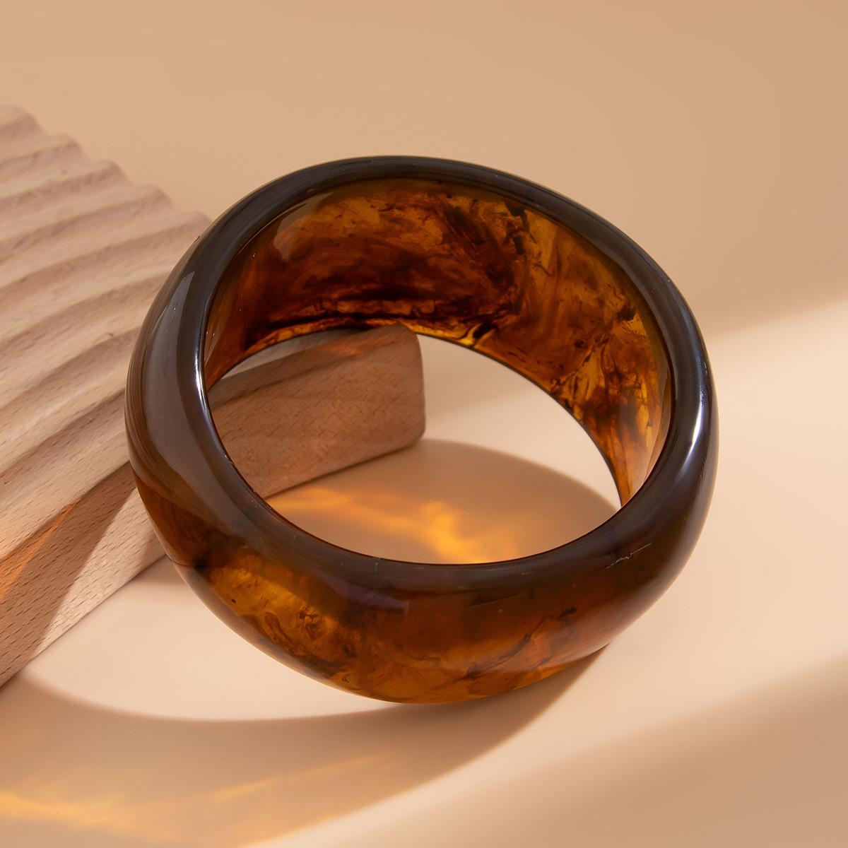 

Уличная фотография преувеличенные нерегулярные смоляные украшения для рук ins персонализированный ретро нишевый дизайн широкий браслет