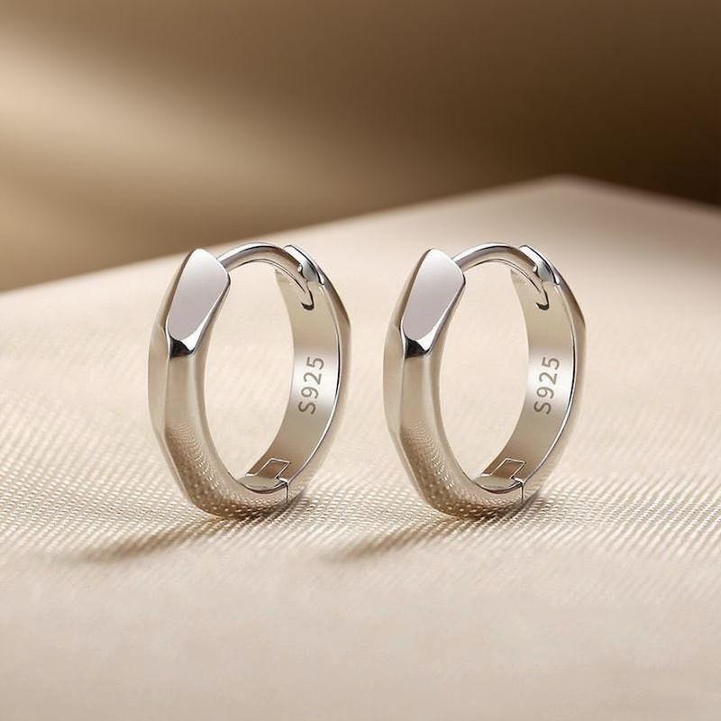 

Серьги-пусеты из стерлингового серебра для женщин, ухаживающие за ушами, нет необходимости снимать серьги, простые серьги в холодном стиле, модные серьги, серьги, доступная роскошь, серьги A pair of diamond earrings