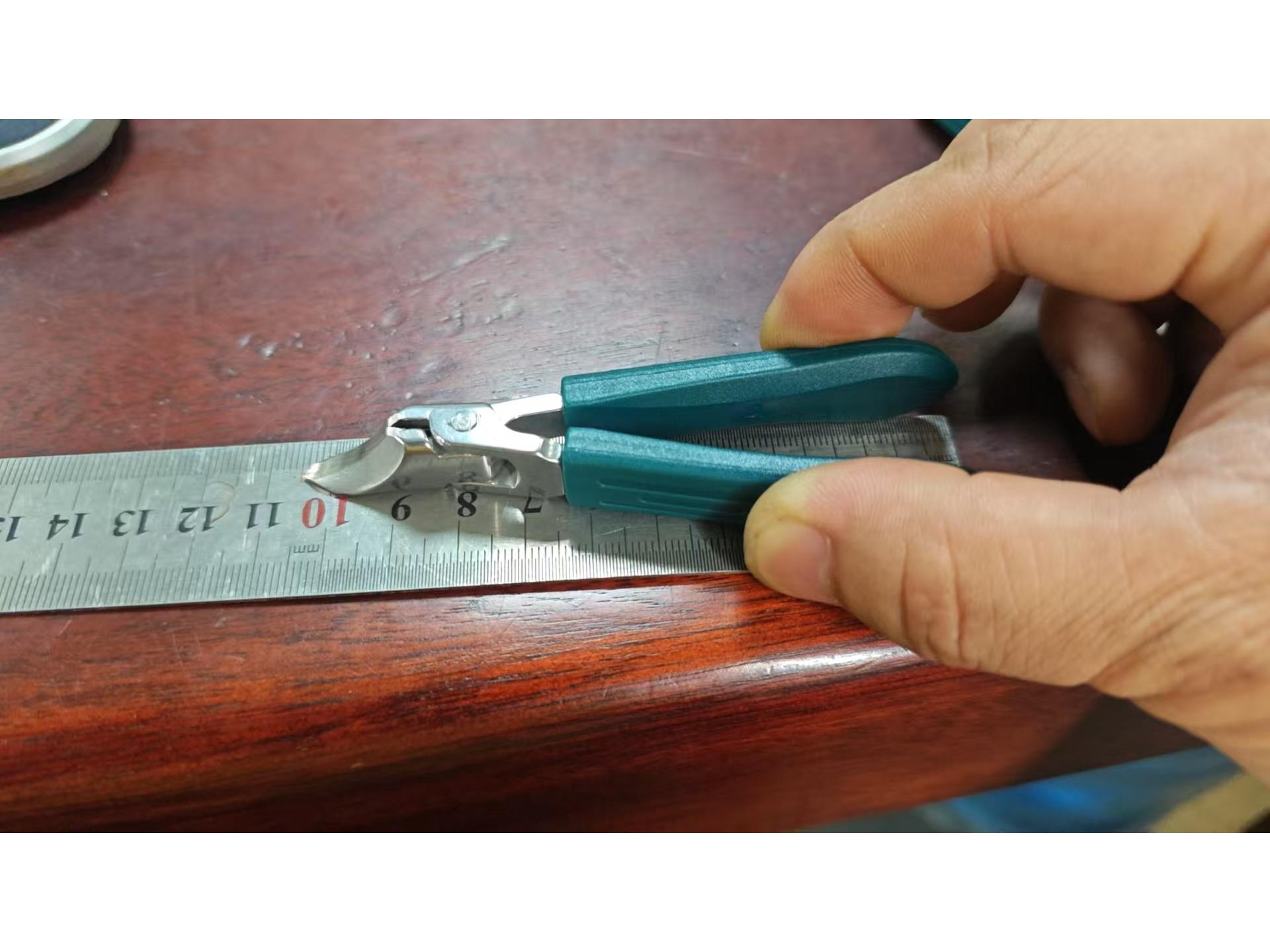 

Ultra-Thin Angled Stainless Steel Nail Clippers with Large Opening and Gear Switch for Cuticle Care