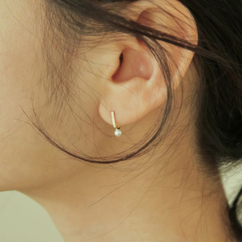 

modernlike 14k pearl chain earrings Yellow Gold