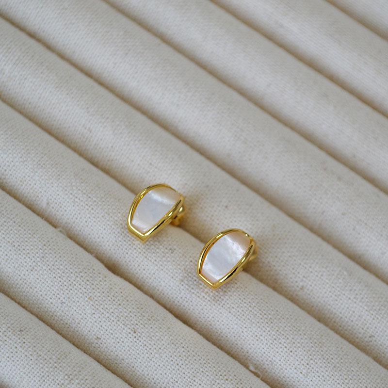 Japanische & Koreanische Minimalistische Gebogene Perlmutt Vergoldete Messing & 925 Silber Ohrstecker