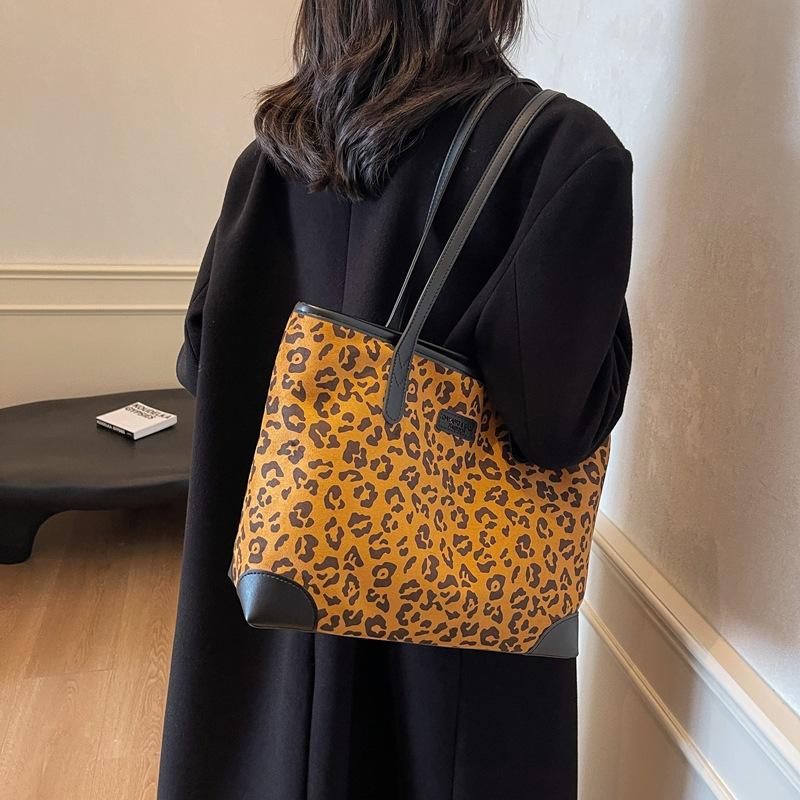 

Вместительная фланелевая сумка-тоут женская 2025 новая модная с леопардовым принтом универсальная плечевая сумка-подмышка высокотекстурная сумка 38*11*26