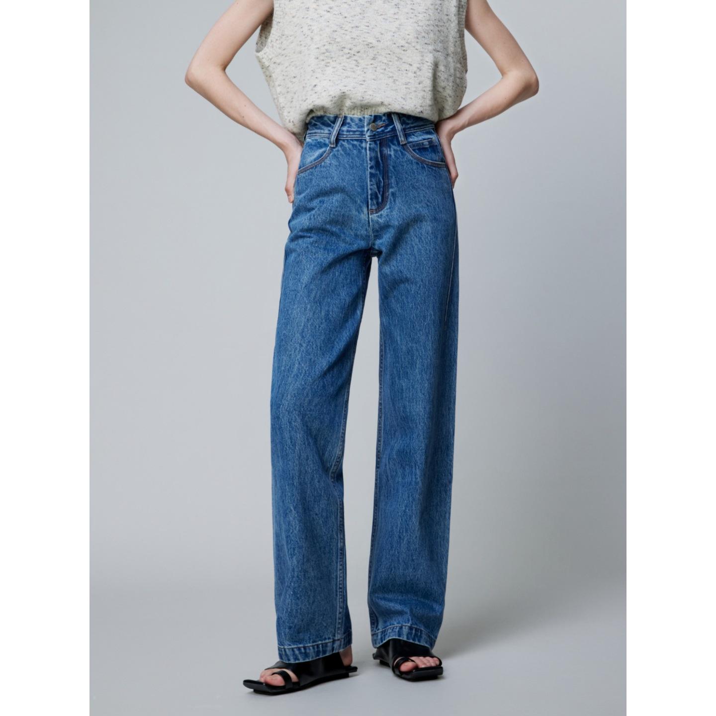 

Women s Spring 2026 High-Quality Jeans: Luxurious Light Fabric, Slimming High-Waisted Straight Leg, Available in Three Colors. 26