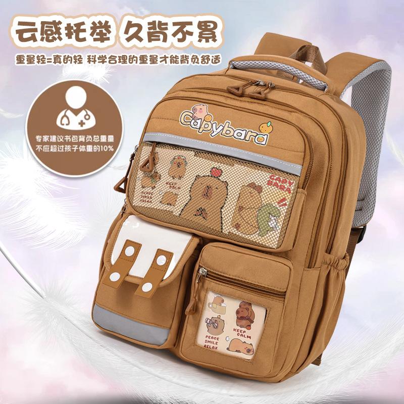 The schoolbag is cute. The schoolbag for primary school students has a large capacity and is dirt-resistant. The backpack for boys and girls