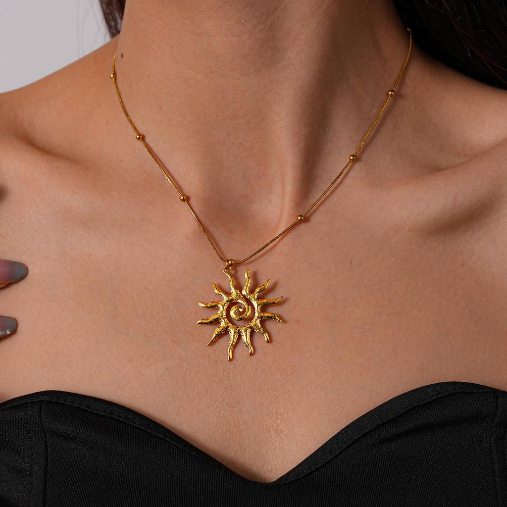 European-American Luxury Stainless Steel Sunflower Heart Necklace - Fashionable Titanium Choker for a Sophisticated Look