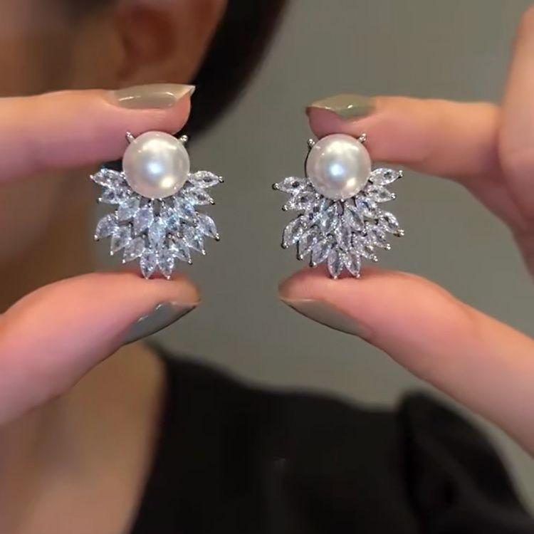

111 Silver Needle Light Luxury Super Flash Leaf Pearl Stud Earrings Women s Niche Premium Sense Exquisite Sweet Temperament Earrings