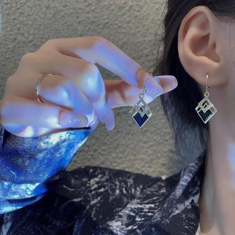Fashion ins cold wind simple light luxury high-end ear buckle temperament geometric earrings women's small and versatile tide earrings