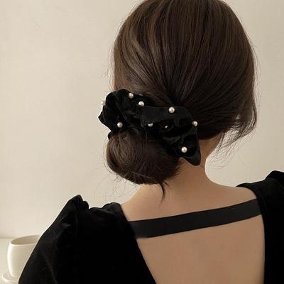 Élégant Chouchou en Velours Noir et Perles Automne/Hiver 2022
