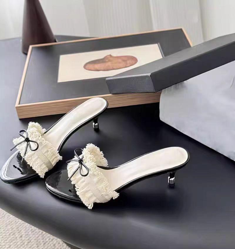 Sandálias de salto alto estilo Xiaoxiangfeng para mulheres, calçado externo de verão, versátil, para ficar em pé por muito tempo sem cansar os pés, sandálias de salto fino, chinelos, laço