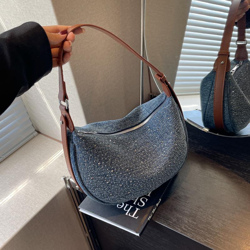 Модная женская сумка-мессенджер с заклепками и украшениями — фото 4