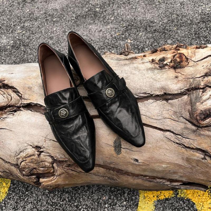 

Four seasons leather fashion single shoes women s non-slip beef tendon sole large size pointed head low heel sheepskin women s shoes new squa 40 чёрный