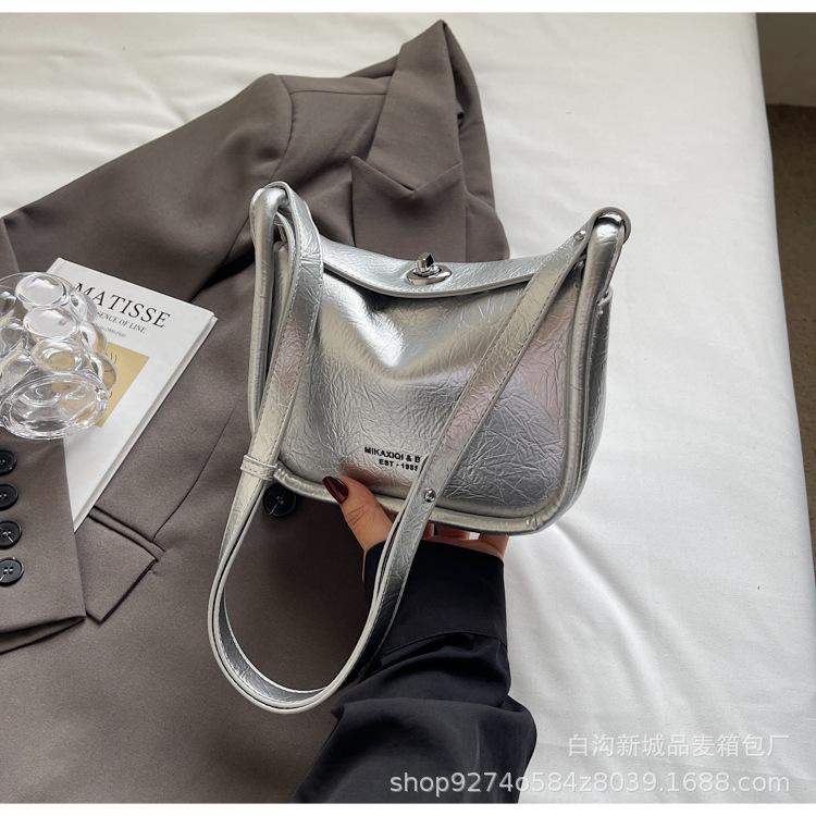 

Niche large-capacity commuter bag women s 2025 spring and summer new fashionable versatile solid color shoulder messenger women s bag срібний