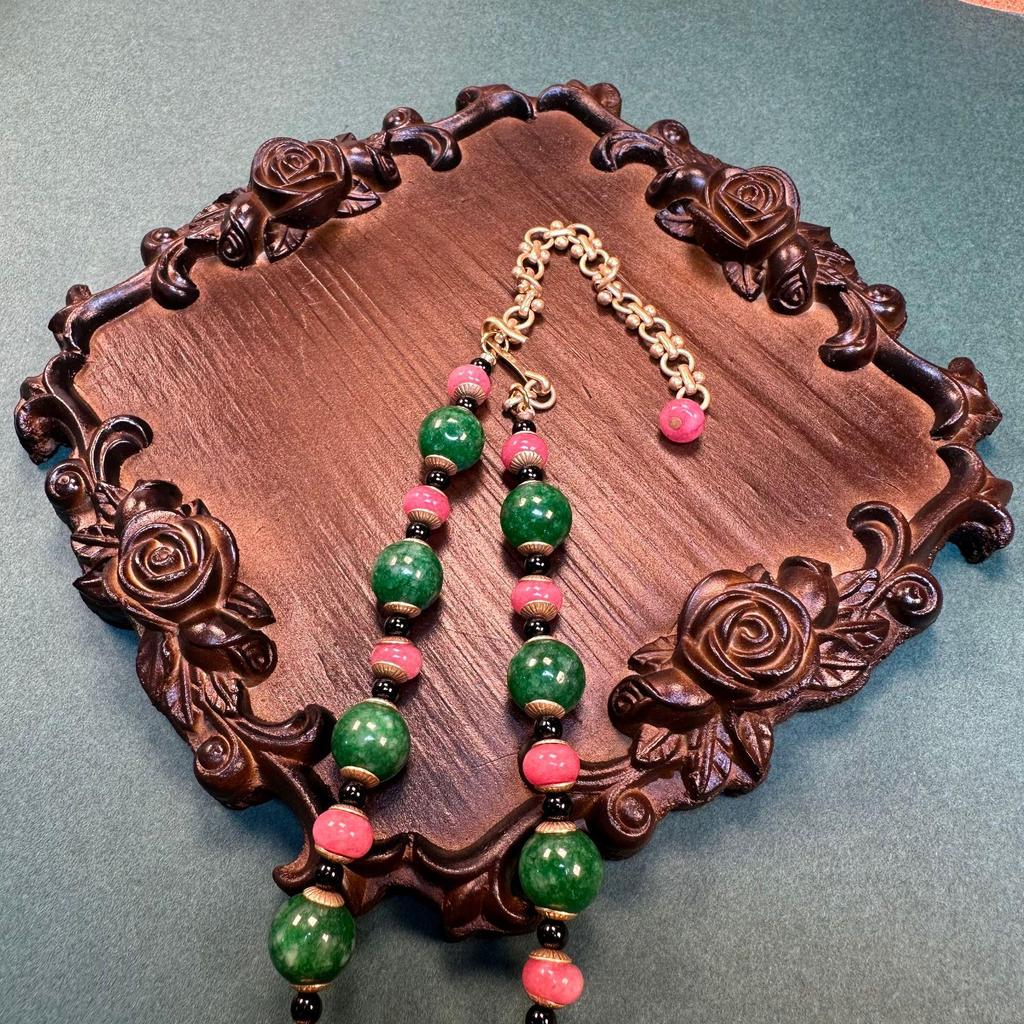 Vintage Retro Court-Style Necklace with Green Agate and Pink Stones