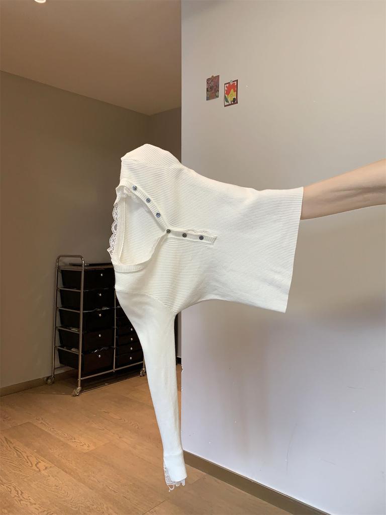 Achtung, Spitzeneinsatz am Kragen, Unterteil des Oberteils, Knopfdesign für Damen im Herbst und Winter ist schön, taillierter Strickpullover