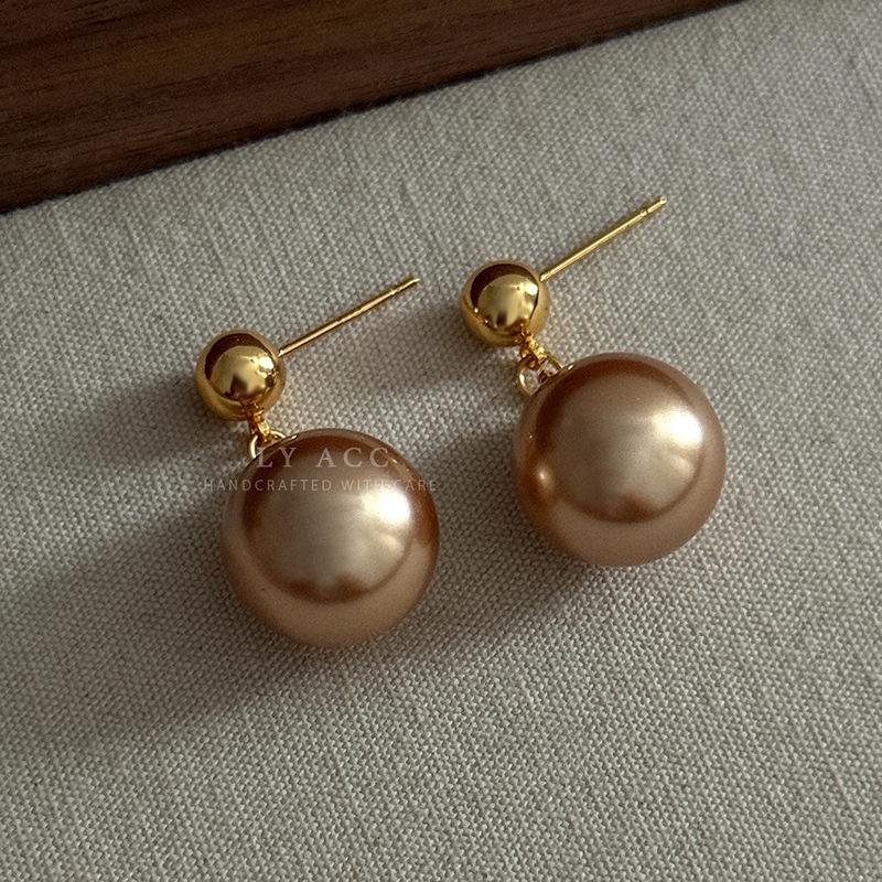 Retro elegant minimalist gold pearl earrings, high-end classic warm pearl earrings, niche light luxury earrings for women