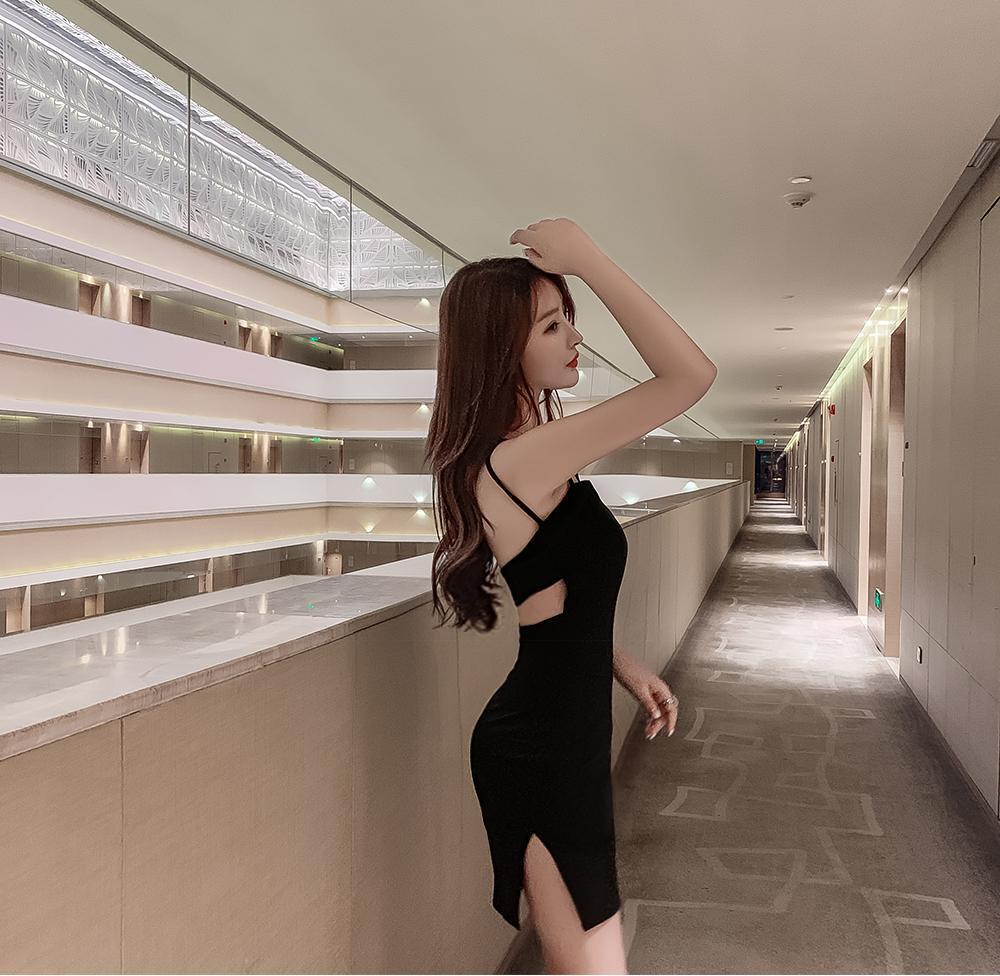 

Летняя юбка с открытой спиной выглядит стройнее благодаря разрезу и сексуальной черной юбке на подтяжках 2XL