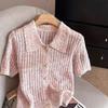 Dámský růžový háčkovaný crop top s krátkým rukávem, límečkem polo, zapínáním na knoflíky, přiléhavý