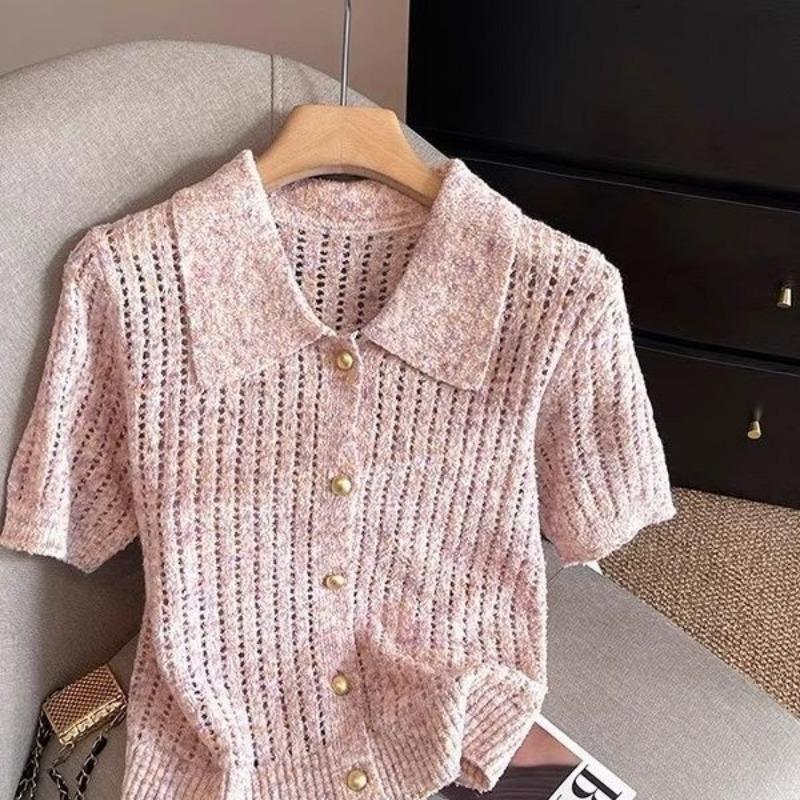 Dámský růžový háčkovaný crop top s krátkým rukávem, límečkem polo, zapínáním na knoflíky, přiléhavý
