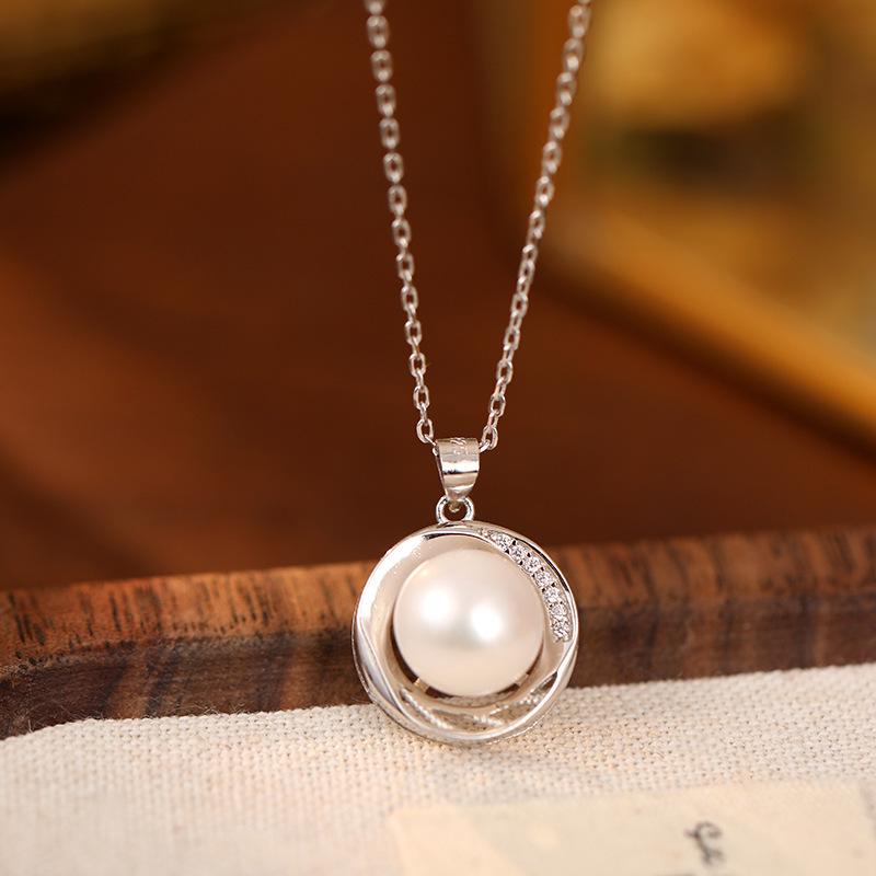 

Anenjery Геометрическая спираль Трехмерная имитация жемчуга Кулон Ожерелье Женское Универсальное Элегантное Роскошное Уникальное Новое Ключичное Ювелирное Изделие Подарок белый