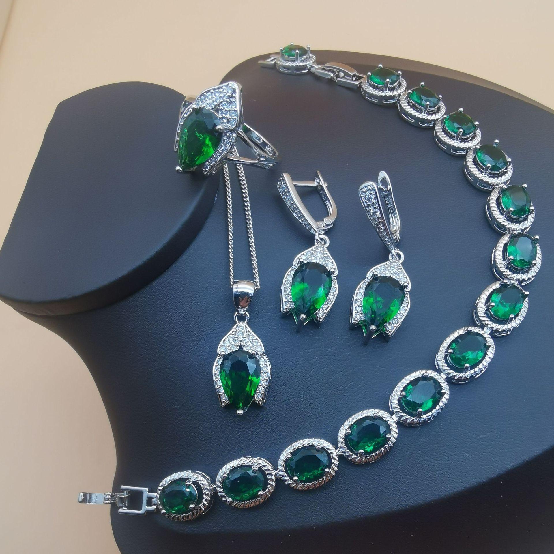 

Комплект украшений из четырех украшений из кристаллов танзанита ромбовидной формы в европейском и американском стиле. 10