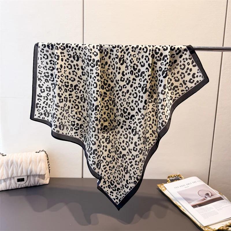 Nové Módní Bandany Imitace Hedvábí 70*70cm Temperamentní Čtvercové Šátky Dámské Jarní/Letní Měkký Satén Šátek s Leopardím Vzorem