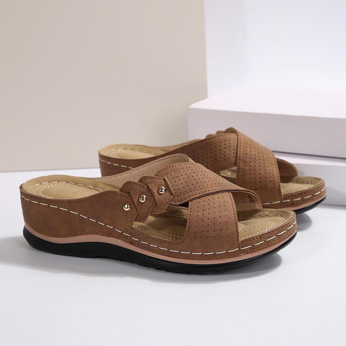 

Сандалии женские летние, новые, с полой металлической пряжкой, скошенный каблук, толстая подошва, однотонные, с рыбьим ртом, классные тапочки 43