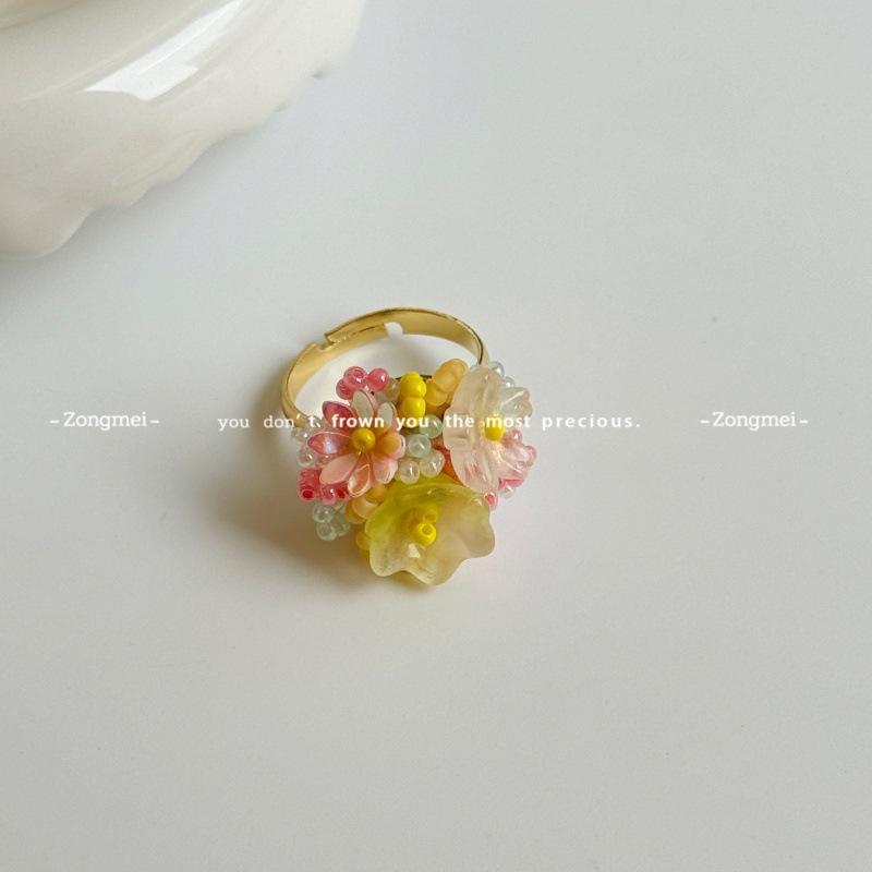 Like flowers in the field, handmade beaded smudges layered hemispherical flower stud earrings are fresh and sweet, and there are no pierced ear clips.