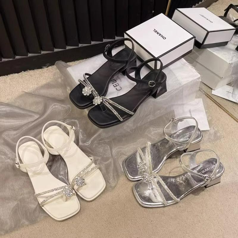 Der neue Stil von Ein-Schulter-Schuhen, Damenschuhe und Sandalen mit dickem Absatz, ist schlicht und elegant.