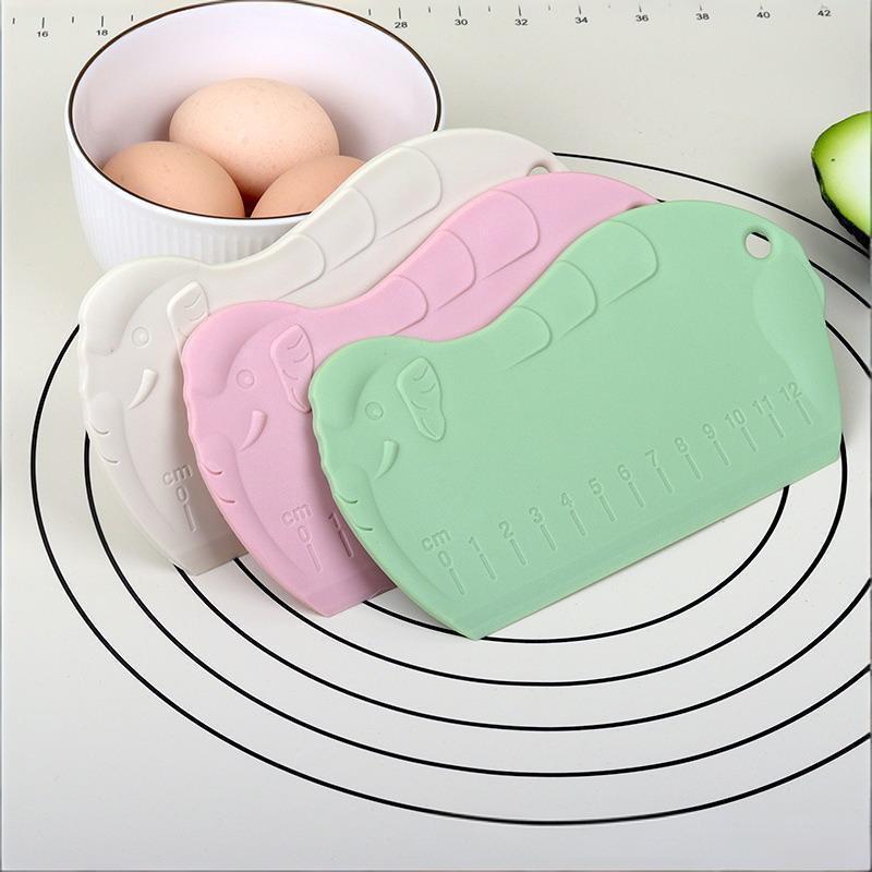 Ein graduierter Kunststoff-Teigschaber, ein praktisches und handliches Küchen-Kunststoffwerkzeug