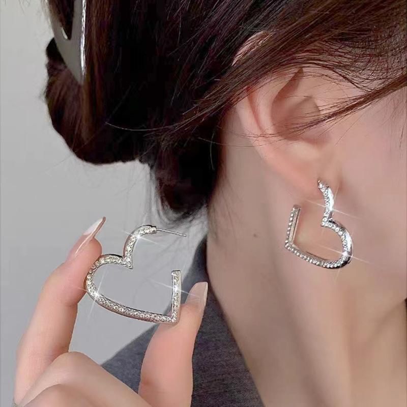 Light Luxury Temperament Design Sense Love Earrings Women's New Stud Earrings Retro High-end Sense Versatile Trendy Earrings