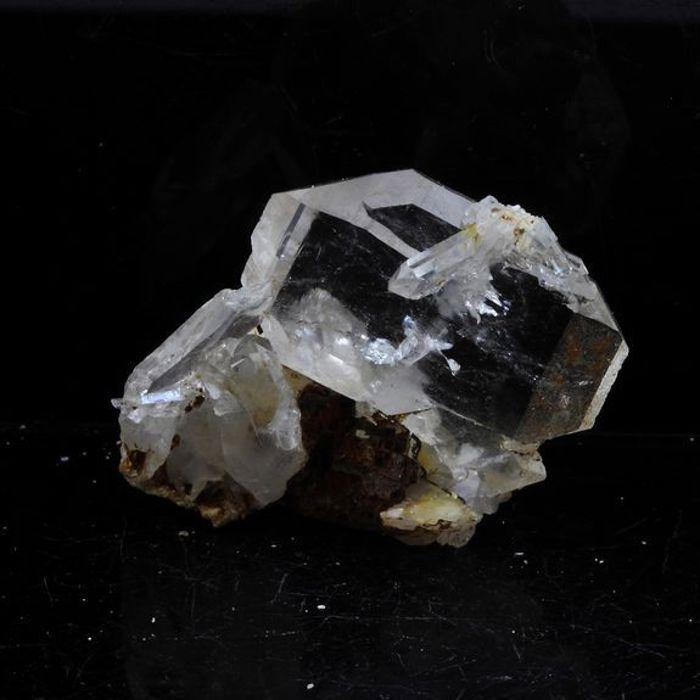 Pierres et Minéraux. Quartz à âme (faden quartz). 20.5 ct. Rif Fournel, Freney d'Oisans, Isère, France.