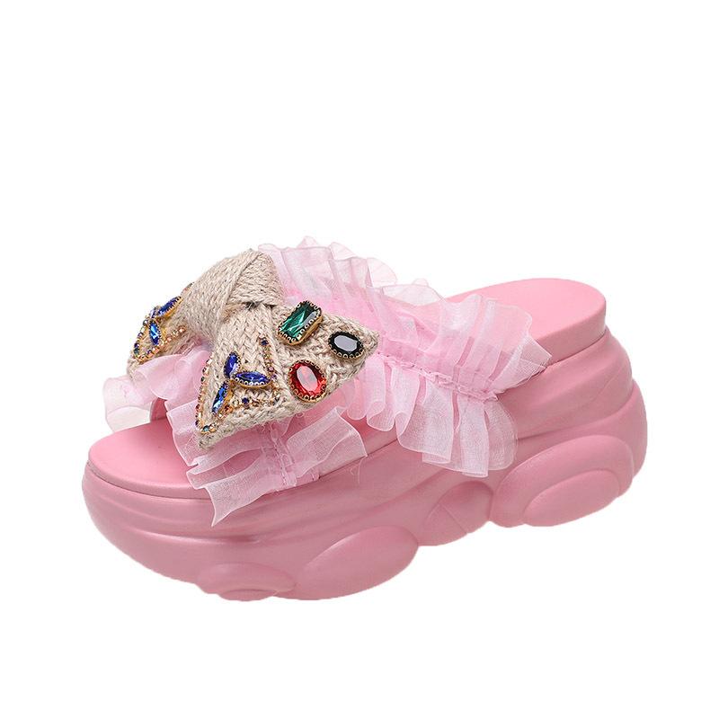 

Бантовые шлепанцы на толстой подошве для женской летней уличной обуви 2025 новый модный стразовый маффин с внутренней платформой, увеличивающей рост, и танкеткой, сандалии на одном ремешке 39 розовый