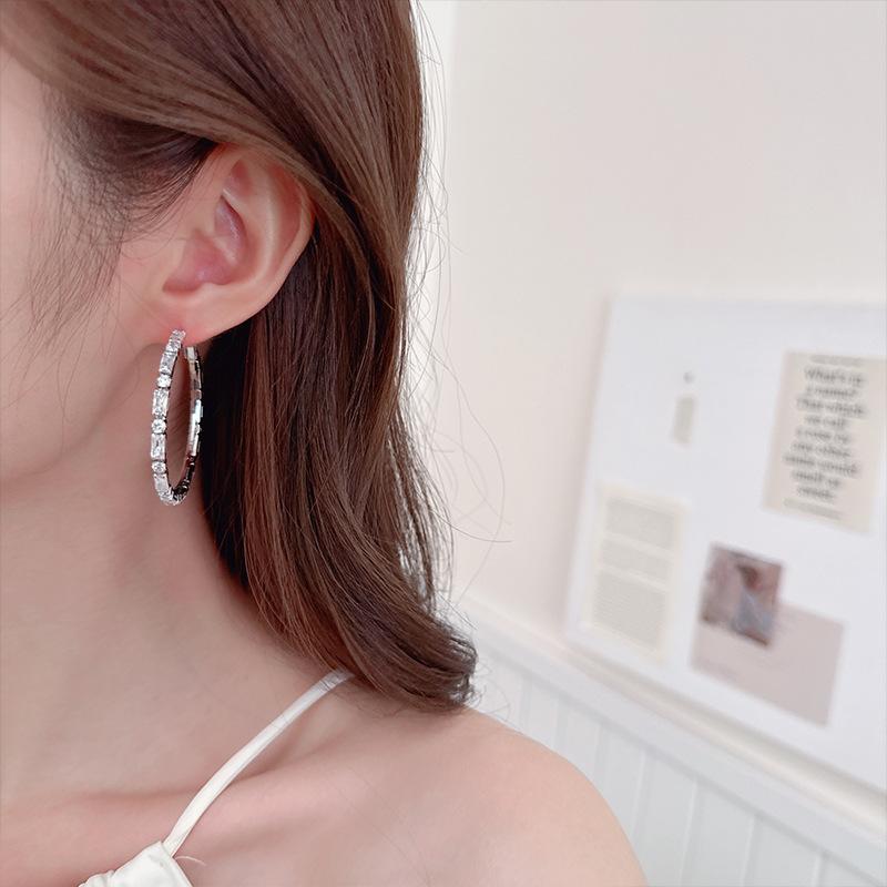 Personality exaggerated earrings Women's fashion temperament earrings High-end light luxury earrings Niche unique circle earrings